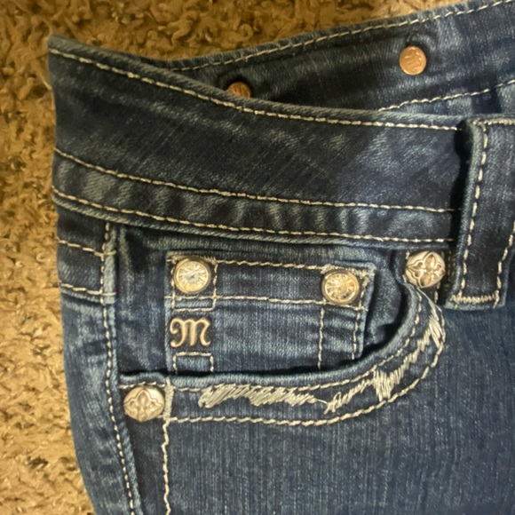 Signature Boot MissMe jeans
With bejeweled pockets
Used
Size- 28
#missme - Picture 7 of 8